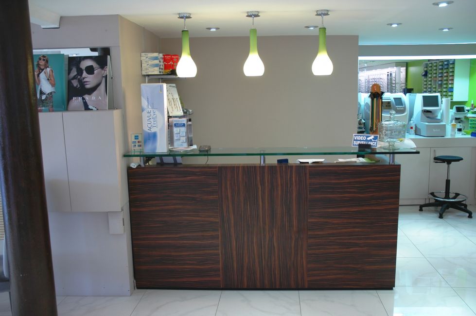 MEUBLES SPECIFIQUES BOUTIQUE DE LUNETTES / OPTICIEN.